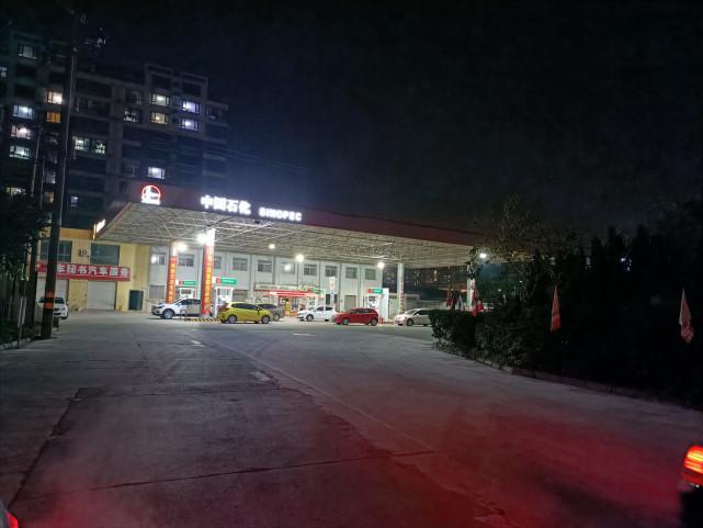 中石化滨州第39加油站直接为不熄火轿车加油，引发路人愤慨