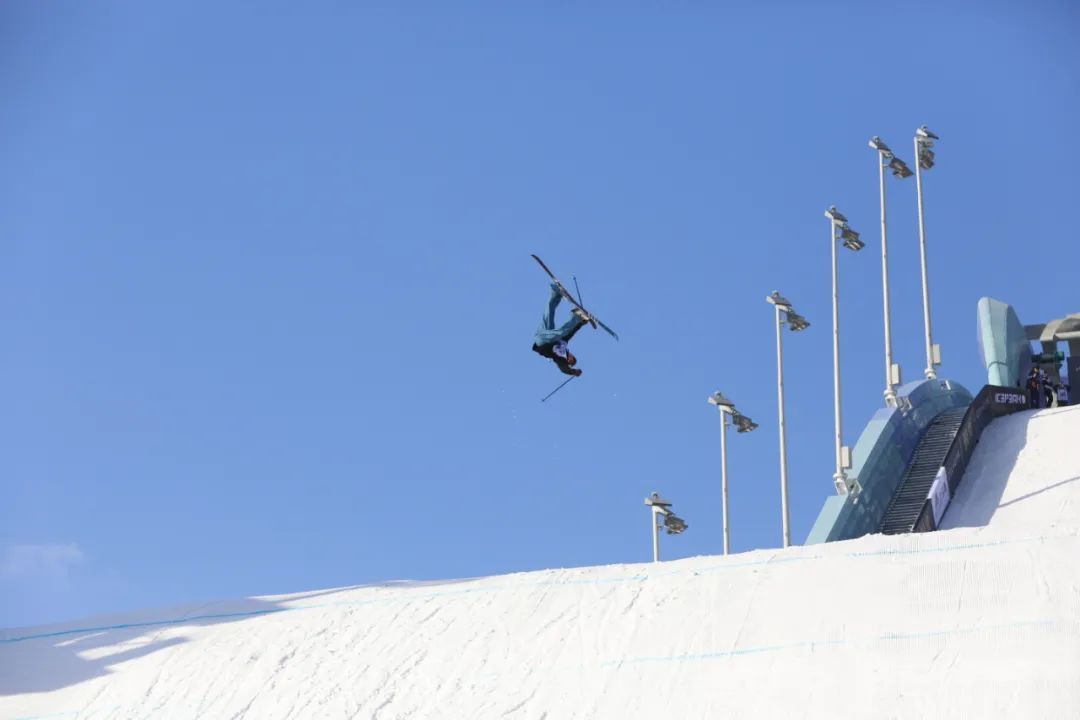 一起向未来，冬奥滑雪大跳台上闪动着泰山体育服务保障的“身影”