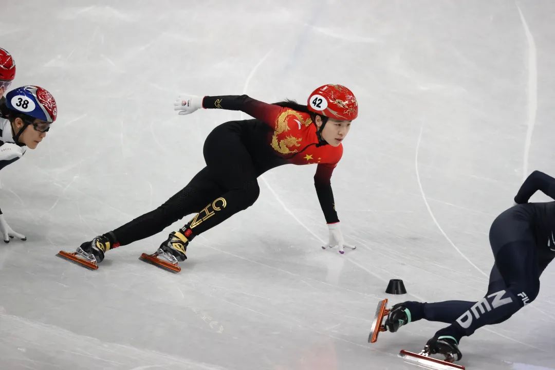 北京冬奥会短道速滑女子3000米接力赛中国队拼下铜牌