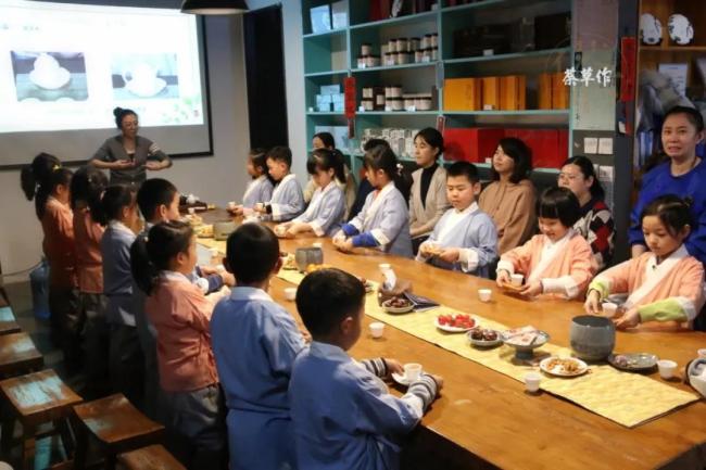 剪窗花、学茶艺，山师附小一年级2班雏鹰小队走进荼草作