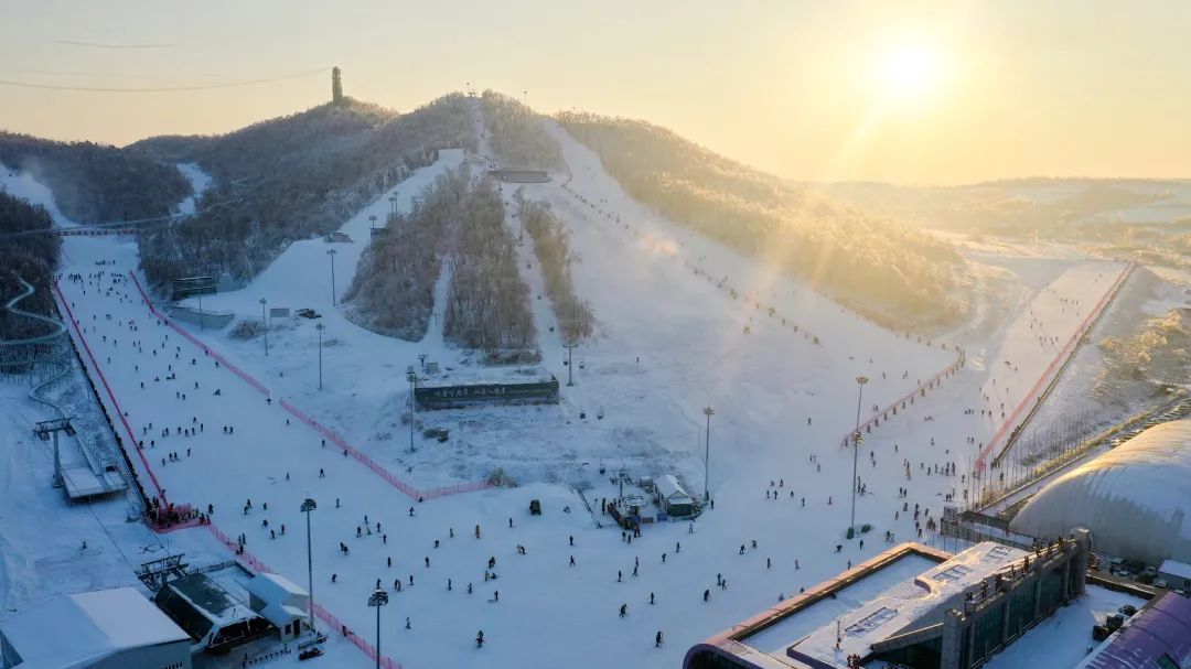 设施先进  借力冬奥，长春莲花山世茂滑雪场成“冰雪热”最红打卡地