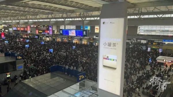 沪杭高铁因施工故障导致大面积晚点，上海虹桥火车站大量乘客滞留