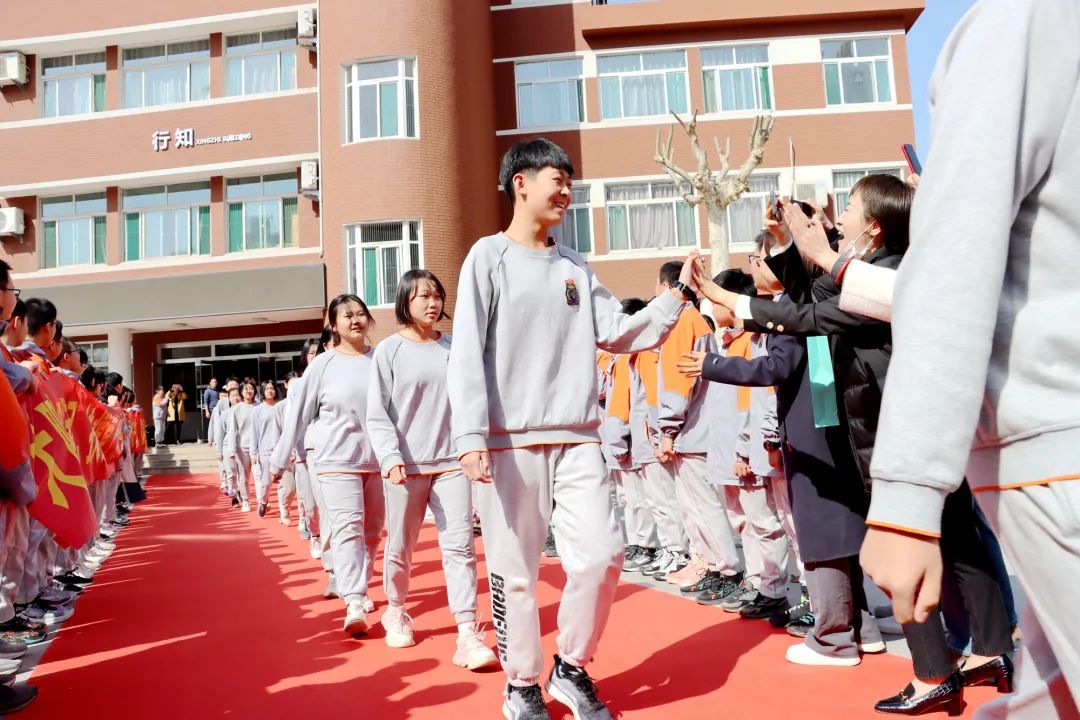 中考倒计时100天，山师齐鲁实验学校举行“百日誓壮志，一起向未来”誓师大会