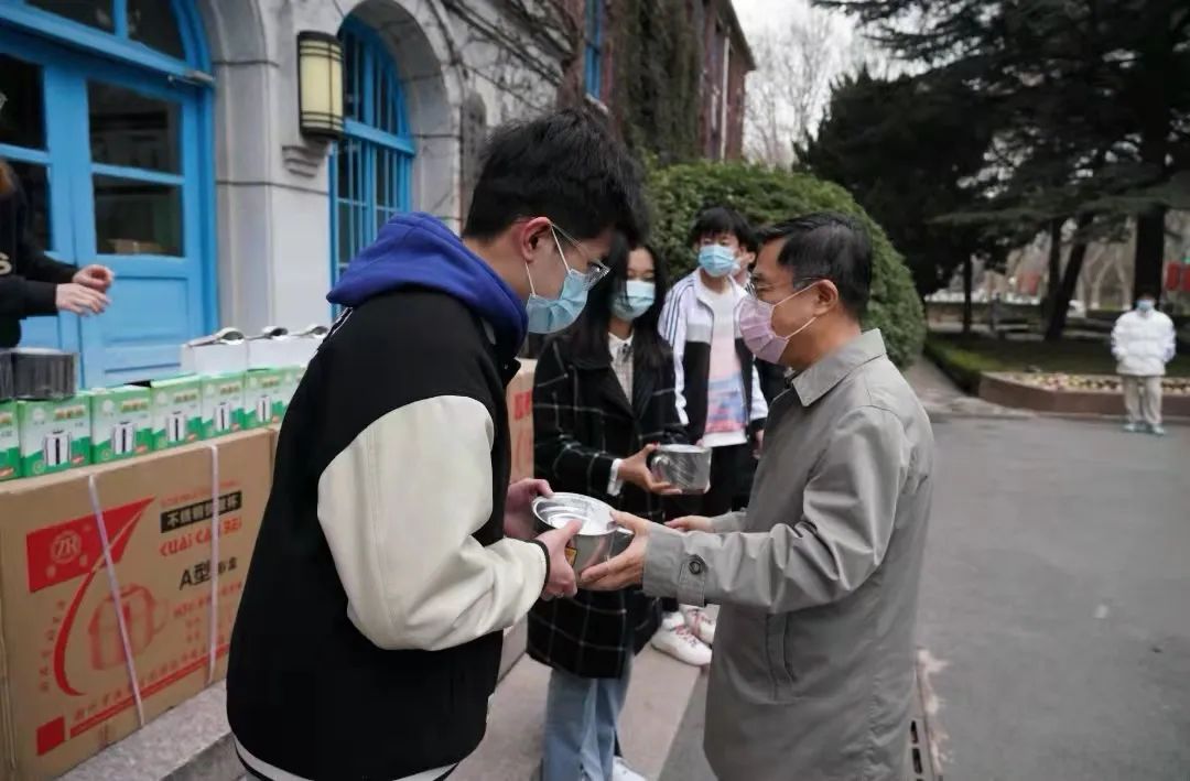 青科大为学生配发近3.4万套暖心餐盒，“盒”衷共济打赢疫情阻击战