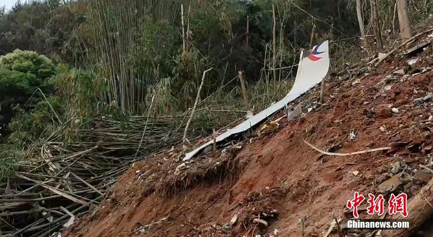 调侃坠机灾难、借热点蹭流量……微评：东航空难，不是你们的营销工具！