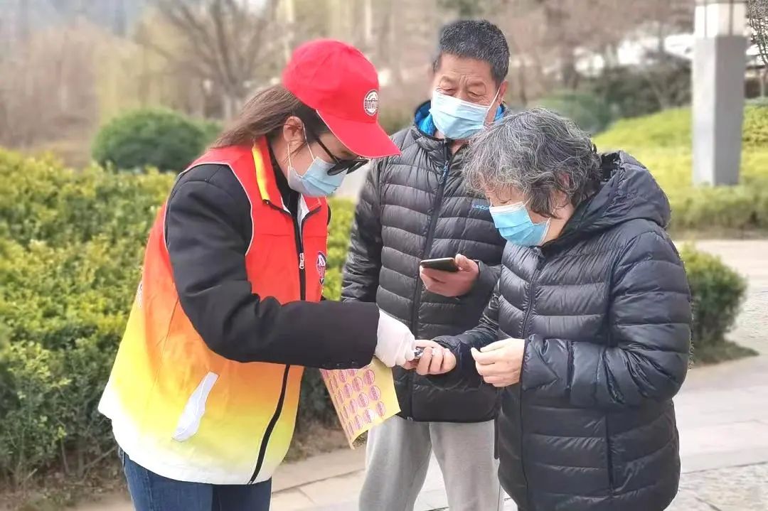 把疫情“战场”作为考验党性的“考场”，青岛山师瑞华实验小学党员始终冲锋在一线