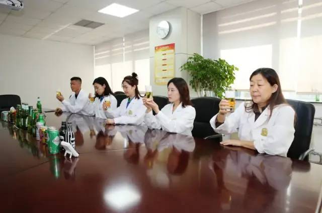 青啤公司品酒师团队获评“山东省女职工建功立业标兵岗”称号
