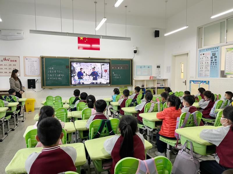 激发少年“航天梦”，山师太白湖新区实验小学组织学生观看“天宫课堂”第二课