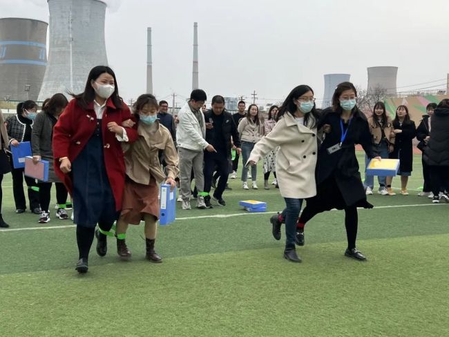 我运动、我快乐、我健康——山师祥泰实验学校开展“两人三足益智九宫格”活动