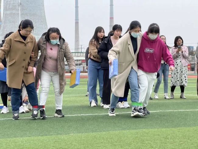 我运动、我快乐、我健康——山师祥泰实验学校开展“两人三足益智九宫格”活动