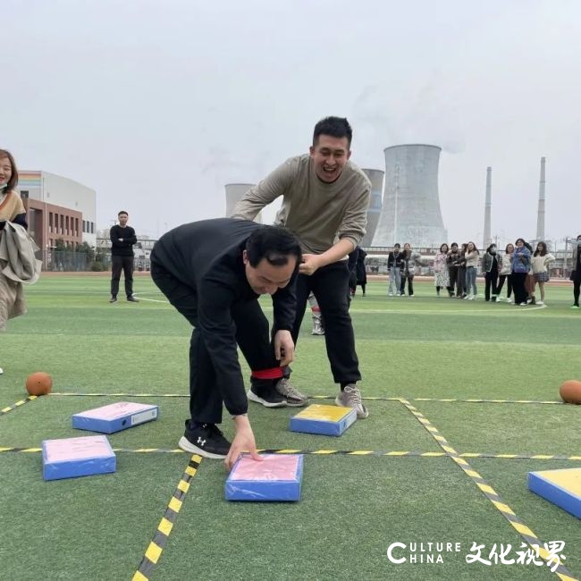 我运动、我快乐、我健康——山师祥泰实验学校开展“两人三足益智九宫格”活动