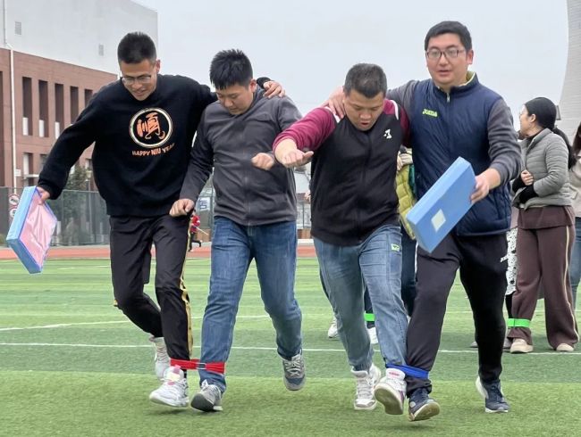 我运动、我快乐、我健康——山师祥泰实验学校开展“两人三足益智九宫格”活动