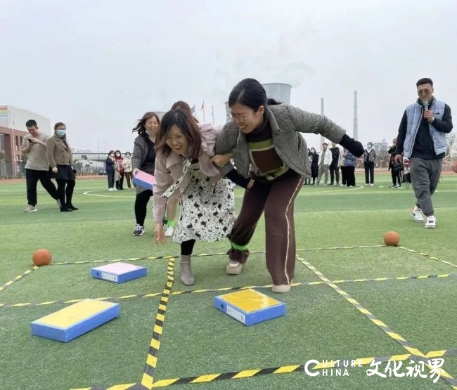 我运动、我快乐、我健康——山师祥泰实验学校开展“两人三足益智九宫格”活动