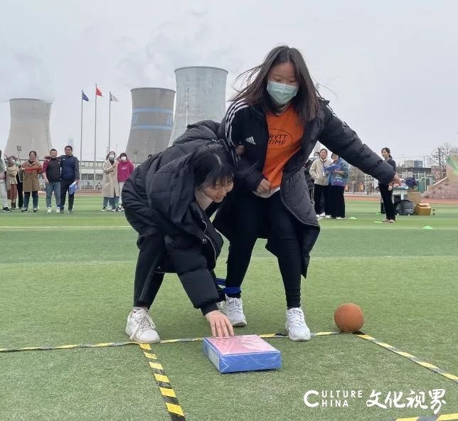 我运动、我快乐、我健康——山师祥泰实验学校开展“两人三足益智九宫格”活动