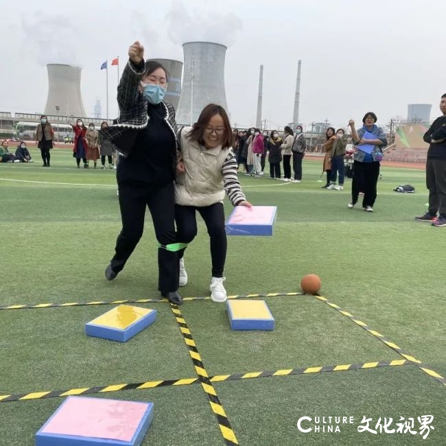 我运动、我快乐、我健康——山师祥泰实验学校开展“两人三足益智九宫格”活动