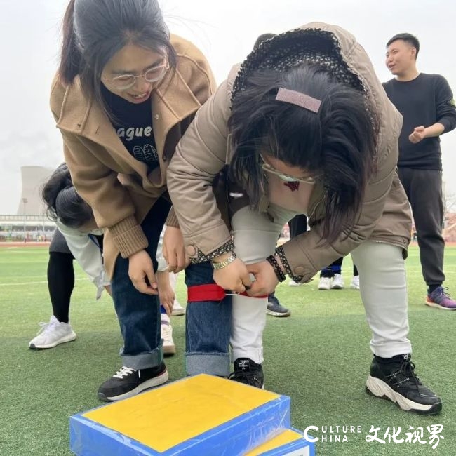 我运动、我快乐、我健康——山师祥泰实验学校开展“两人三足益智九宫格”活动