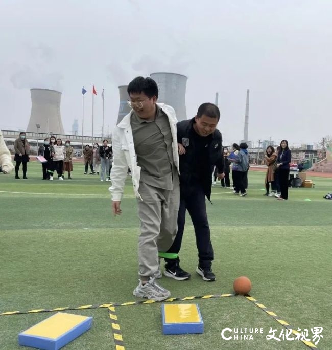 我运动、我快乐、我健康——山师祥泰实验学校开展“两人三足益智九宫格”活动