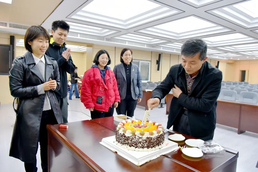 集体生日会，情暖园丁心——山师齐鲁实验学校举办集体生日派对