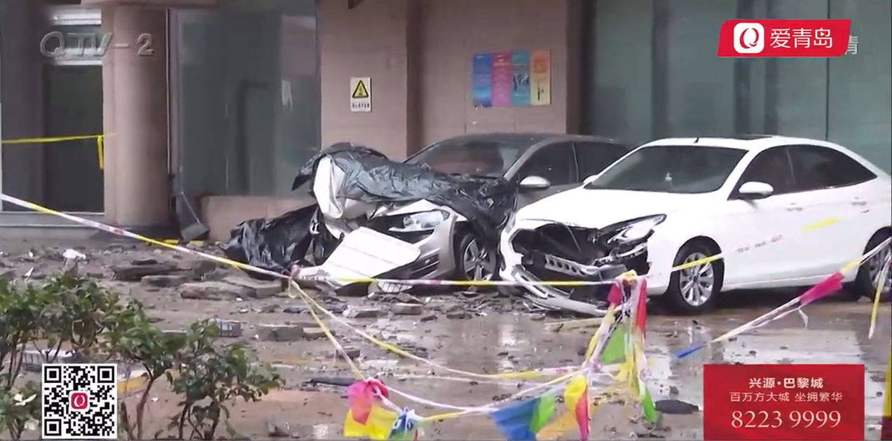 青岛香港西路裕源大厦墙皮掉落，多辆汽车遭殃