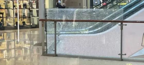 青岛万象城顶部玻璃突然掉落砸中扶梯和展车，幸无人员伤亡