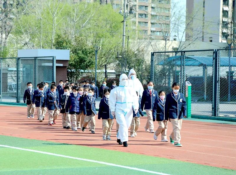 山师祥泰实验学校举行疫情防控实战演练，确保师生的生命健康安全