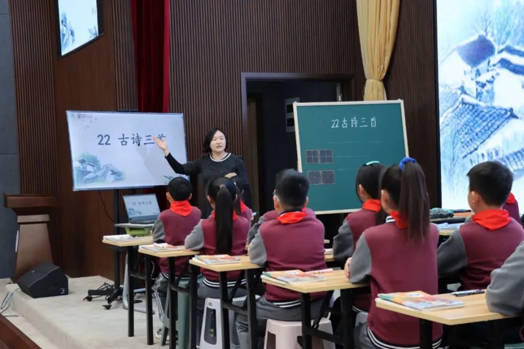 山师郓城照昕实验学校小学部举行骨干教师评优课活动，促进教师专业化成长