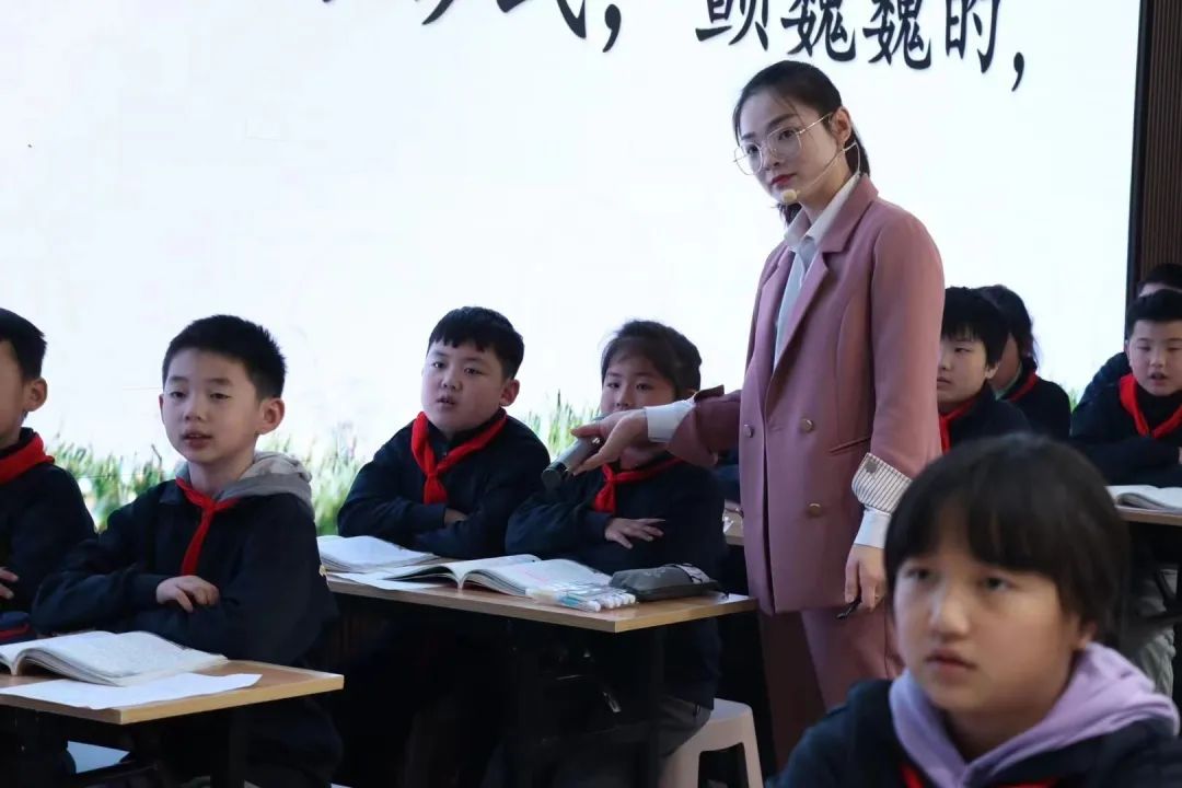 山师郓城照昕实验学校小学部举行骨干教师评优课活动，促进教师专业化成长