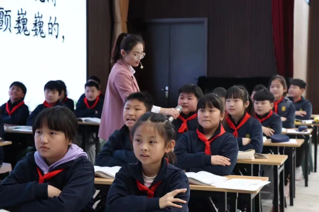 山师郓城照昕实验学校小学部举行骨干教师评优课活动，促进教师专业化成长