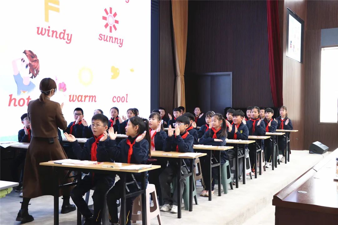 山师郓城照昕实验学校小学部举行骨干教师评优课活动，促进教师专业化成长