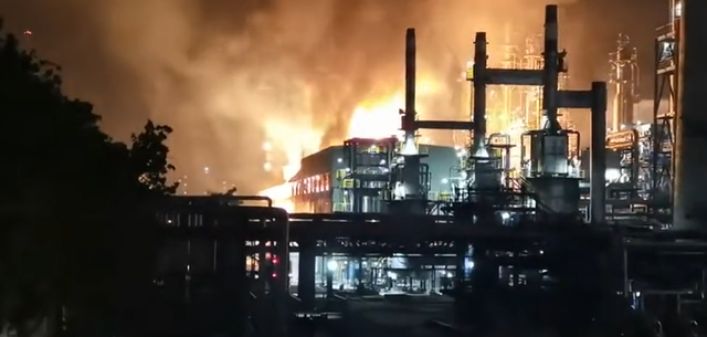 齐鲁石化淄博一炼油厂发生闪爆起火，事故原因系氢气爆炸