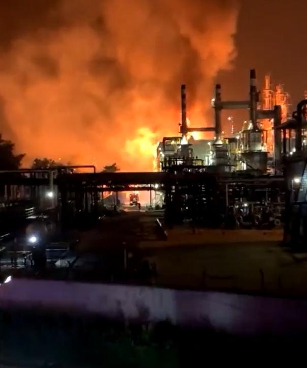 齐鲁石化淄博一炼油厂发生闪爆起火，事故原因系氢气爆炸