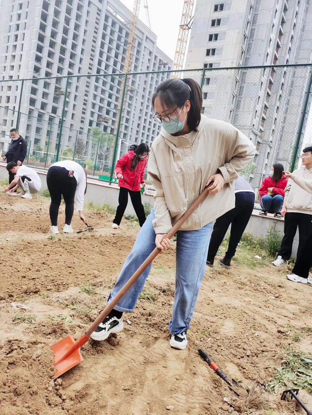 耕耘不辍，共待桃李满园——山师东海实验学校小学部全体教师一起参加农场护理活动