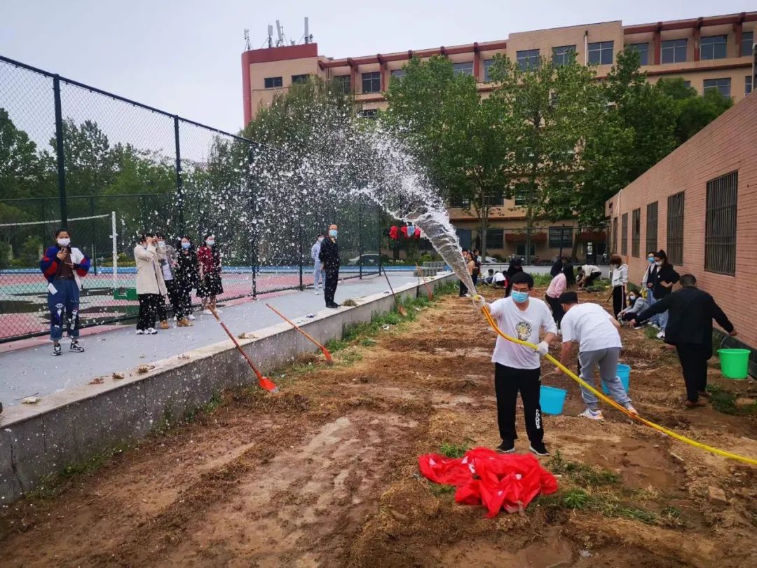 耕耘不辍，共待桃李满园——山师东海实验学校小学部全体教师一起参加农场护理活动