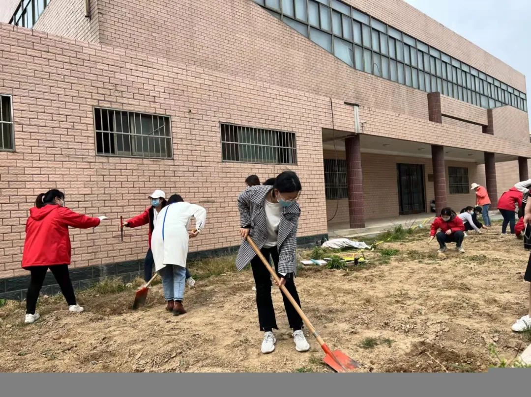 耕耘不辍，共待桃李满园——山师东海实验学校小学部全体教师一起参加农场护理活动