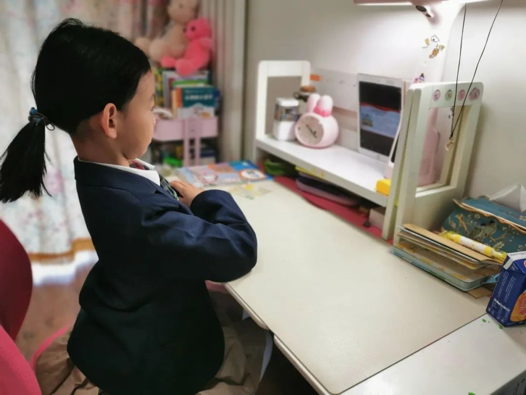 从小学先锋，山师中建长清湖实验学校对一年级学生进行入队启蒙