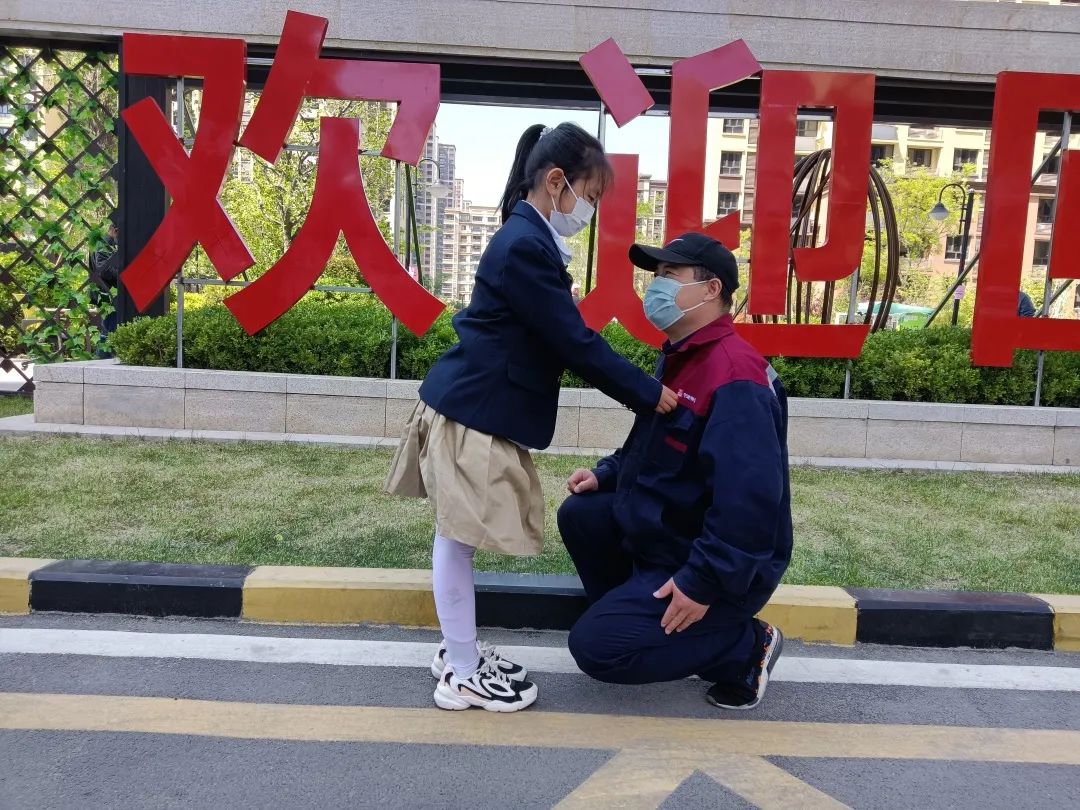 从小学先锋，山师中建长清湖实验学校对一年级学生进行入队启蒙