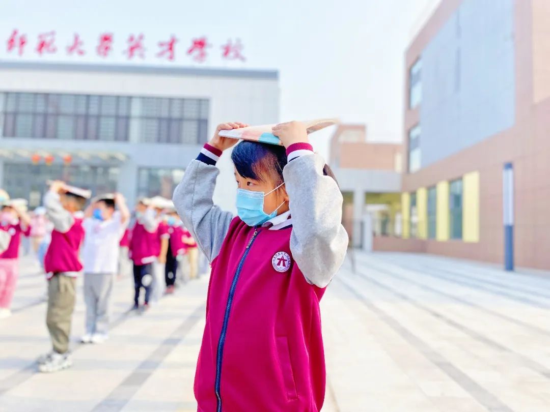 演习有方，遇“震”不慌——山师英才学校开展防震应急避险逃生演练