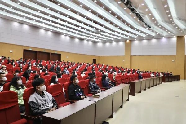 山东外事职业大学组织师生收看庆祝建团100周年大会