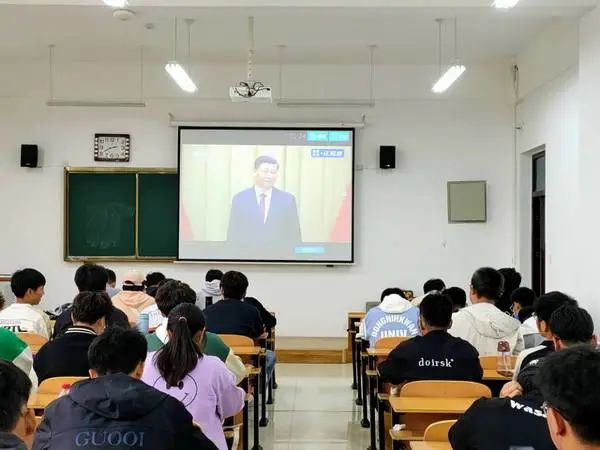 山东外事职业大学组织师生收看庆祝建团100周年大会