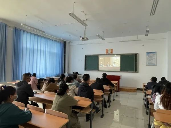 山东外事职业大学组织师生收看庆祝建团100周年大会