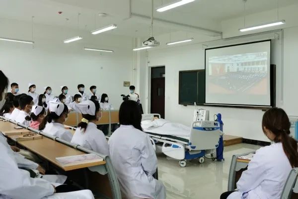 山东外事职业大学组织师生收看庆祝建团100周年大会