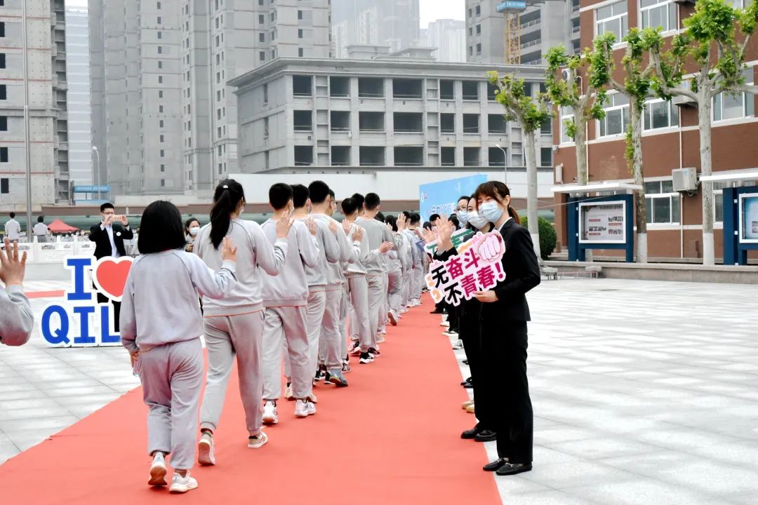 “精装”迎神兽   精彩回课堂——私立济南齐鲁学校九年级复学侧记