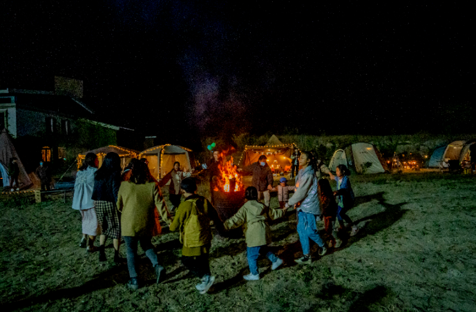 本周末，青岛莱西市九顶庄园“星空帐篷露营节”火热开营