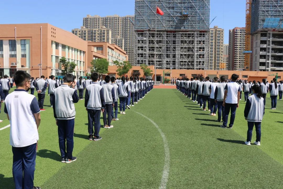 济南万象新天学校举行七、八年级升旗仪式，并表彰“自律好少年”