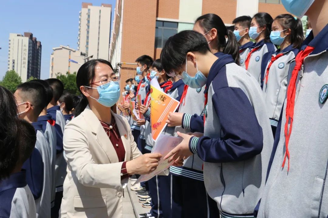 济南万象新天学校举行七、八年级升旗仪式，并表彰“自律好少年”