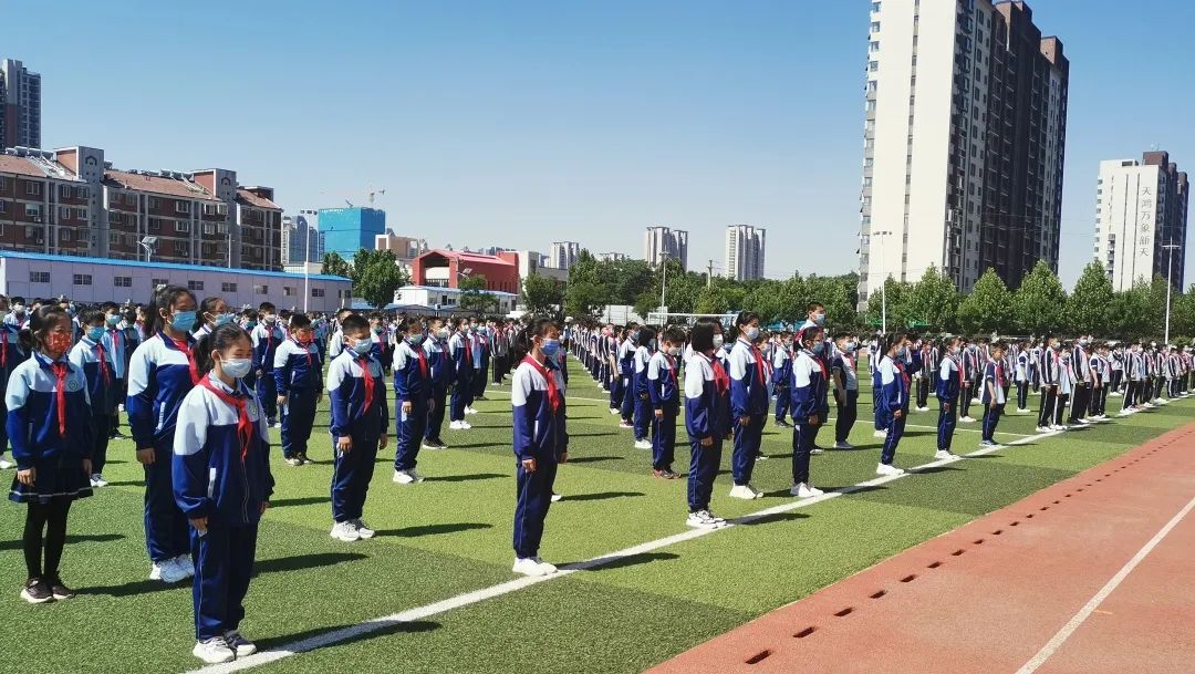 “疫”散复学日，济南历城区万象新天学校五、六年级举行隆重的升旗仪式