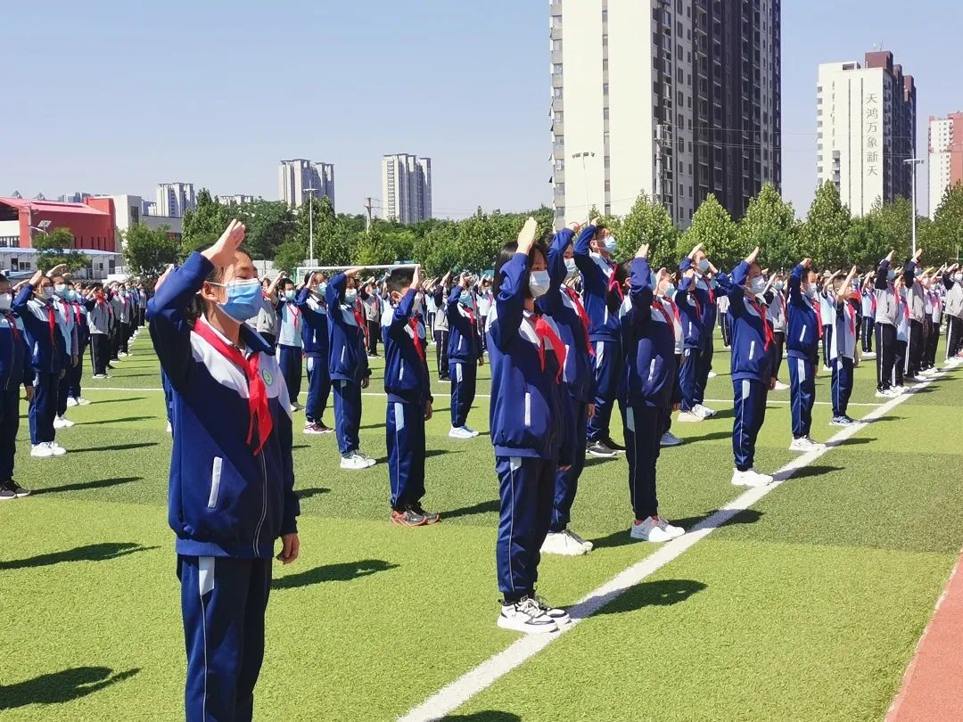 “疫”散复学日，济南历城区万象新天学校五、六年级举行隆重的升旗仪式