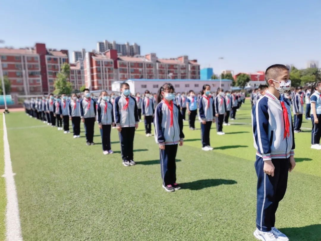 “疫”散复学日，济南历城区万象新天学校五、六年级举行隆重的升旗仪式