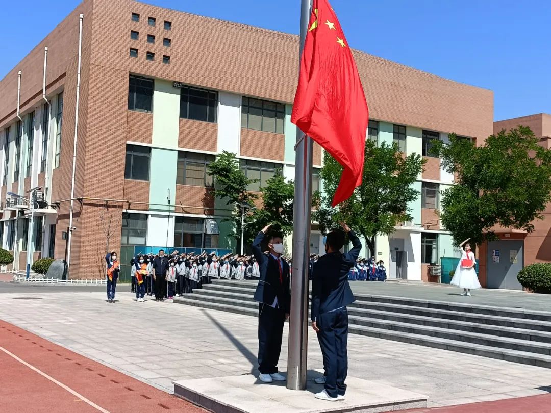 “疫”散复学日，济南历城区万象新天学校五、六年级举行隆重的升旗仪式