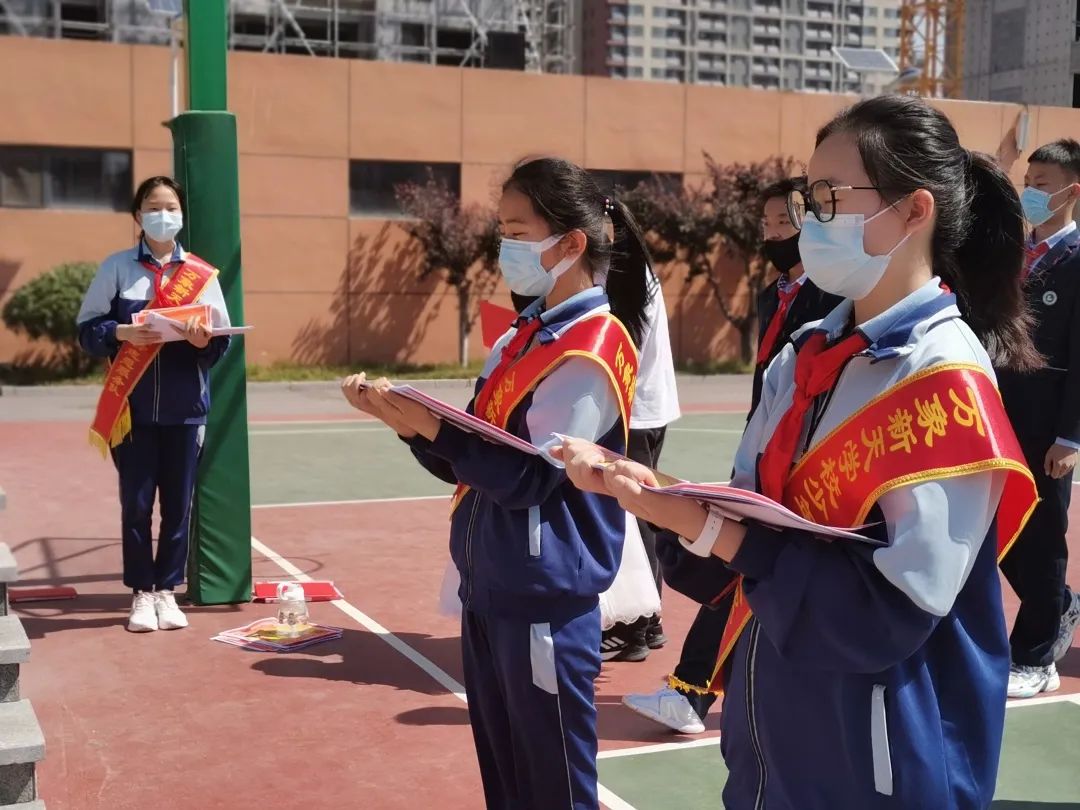 “疫”散复学日，济南历城区万象新天学校五、六年级举行隆重的升旗仪式